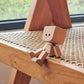 Charmig liten träfigur som svajar