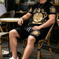 👕 50 % RABATT NU! 👑 T-shirt- och shorts-set för män med guldkrönmönster – Snyggt, andningsbart och perfekt för avslappnade sommardagar eller sportiga looks 🩳